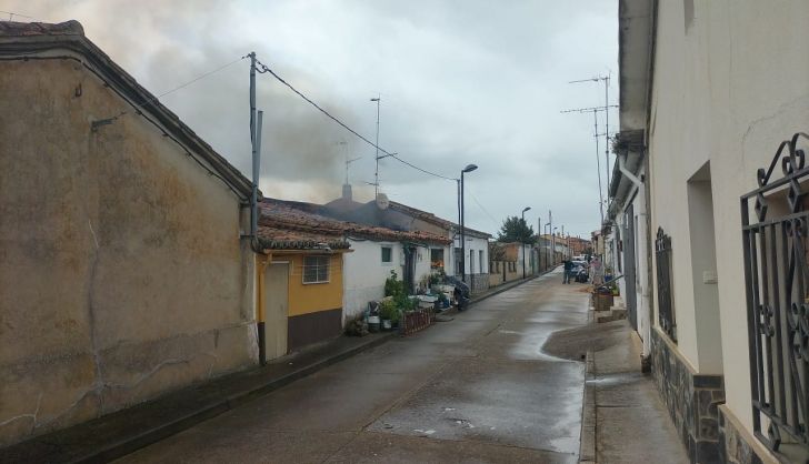 Incendio en una casa de la Fuente de San Esteban   Foto Ayuntamiento  (1)