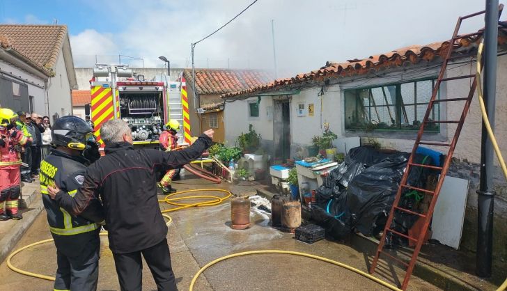 Incendio en una casa de la Fuente de San Esteban   Foto Ayuntamiento  (3)