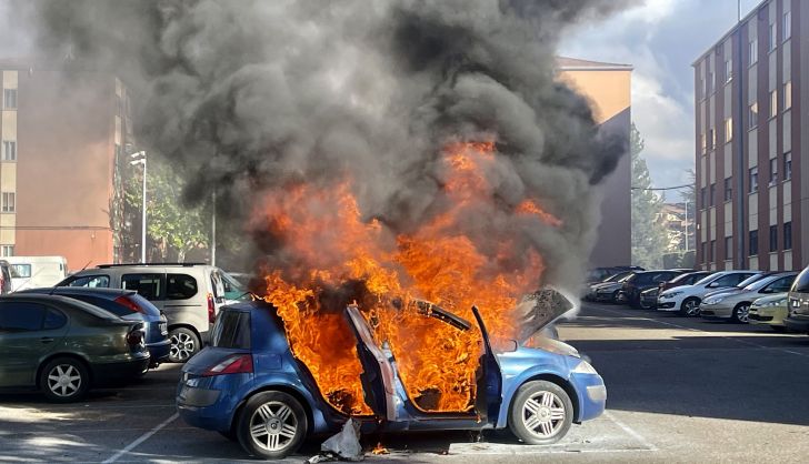 Incendio de un vehículo en el barrio de San José -  Foto Susana Martín Agencia ICAL (4)